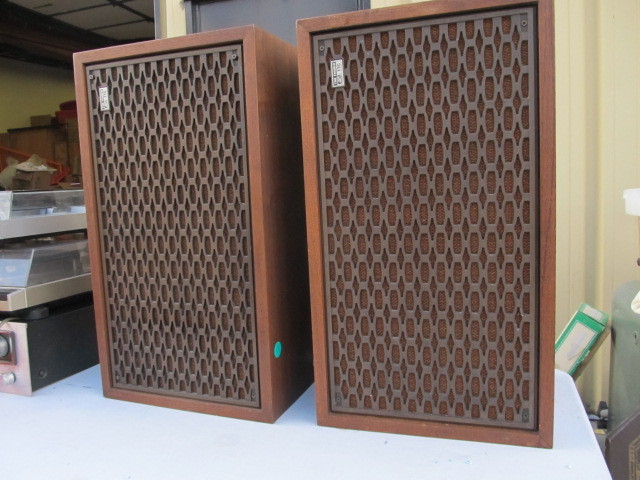 lot 84 image: Working Vintage 24 FISHER Floor Speakers