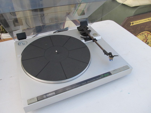 lot 85 image: Vintage YAMAHA P-200 Turntable