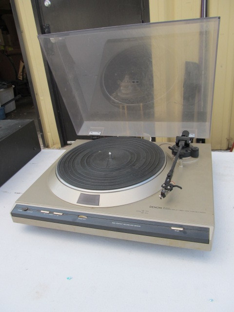 lot 86 image: Vintage DENON Turntable