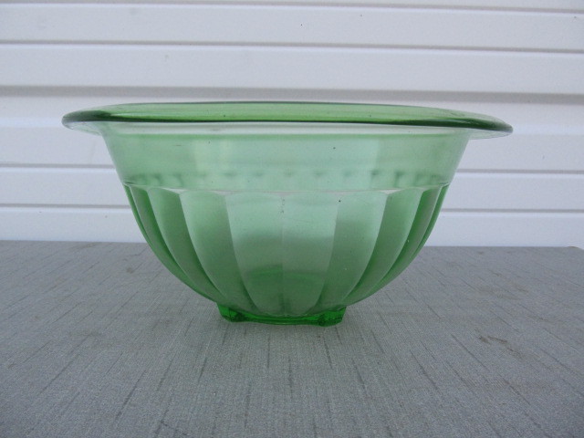 lot 90 image: Vintage VASELINE Glass Mixing Bowl