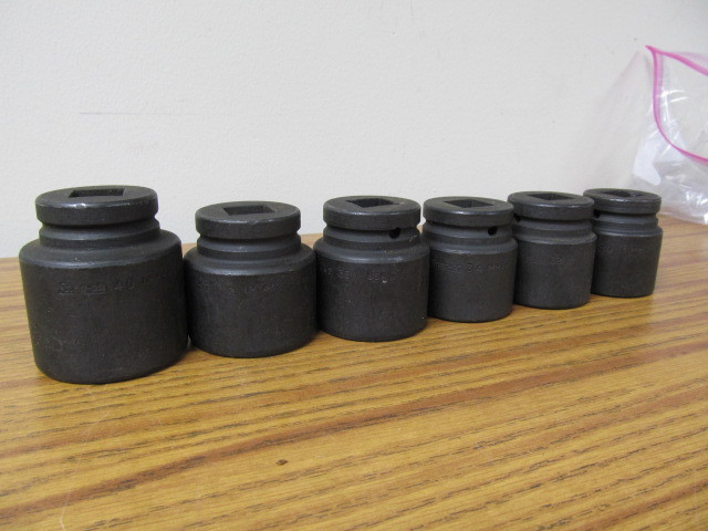 lot 114 image: Large Heavy Duty Vintage SNAP-ON Sockets