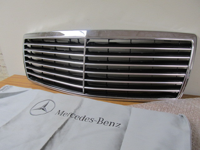 lot 127 image: NEW OLD STOCK 95-98 Mercedes Benz Metal Grill wCover
