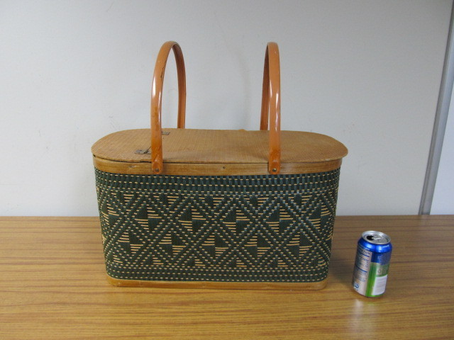 lot 153 image: Hawkeye Picnic Basket by Burlington Basket Co., IA