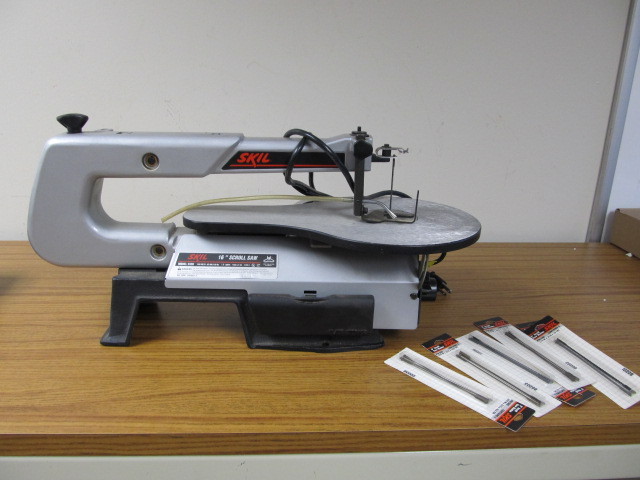 lot 61 image: NICE Skil Band Saw wExtra Blades