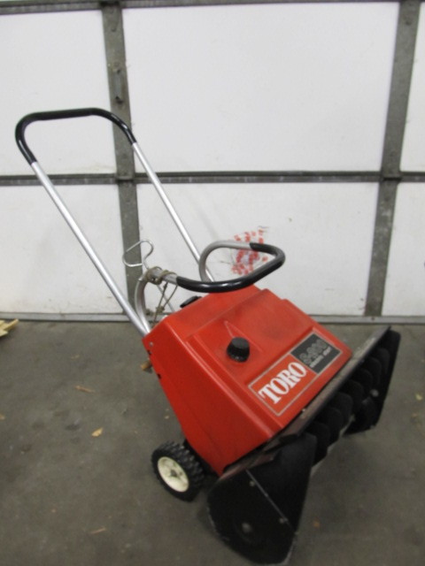 lot 78 image: Working TORO S-200 Snow Blower