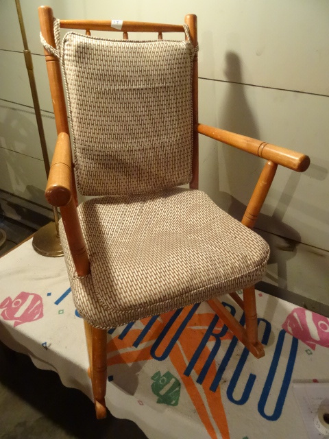 Wood rocking chair. With cushions...