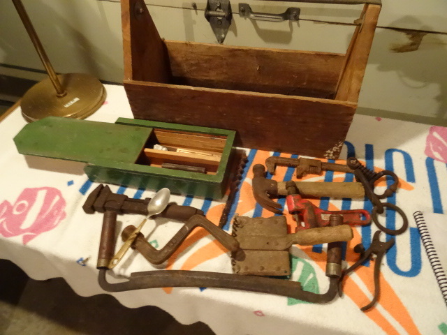 Various vintage tools. Woth wood to...