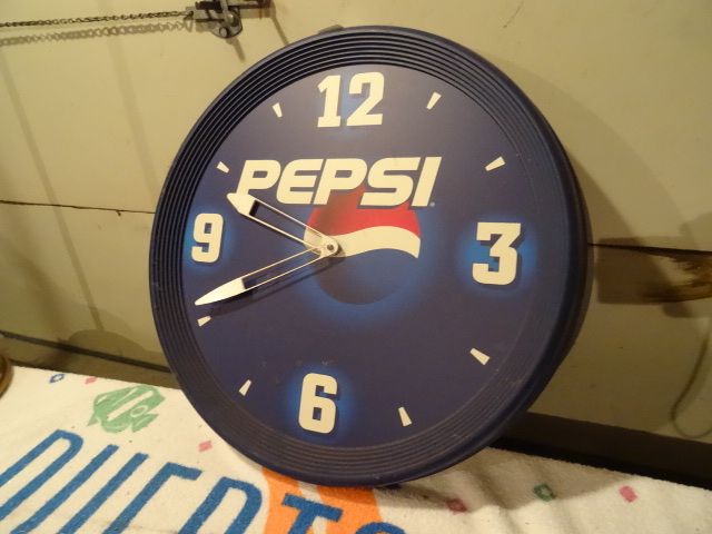 18 Pepsi wall clock. Battery opera...
