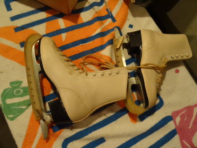 Pair of new vintage ice skates. Siz...
