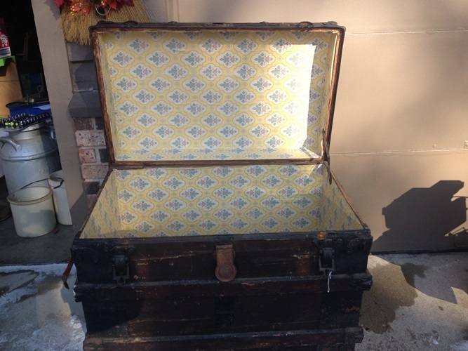 Vintage wood trunk. 30 x 19 x 22...