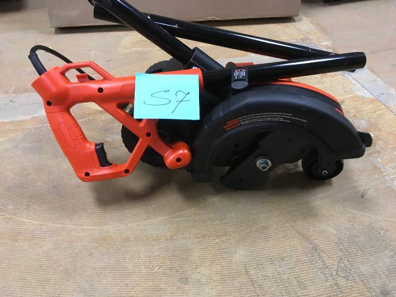 lot 57 image: Black & Decker LE750 Edge Hog 2-in-1 EdgerTrimer. in like New working conditions