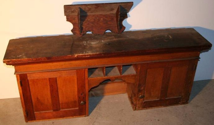 lot 21 image: Hanging Wall Cabinet