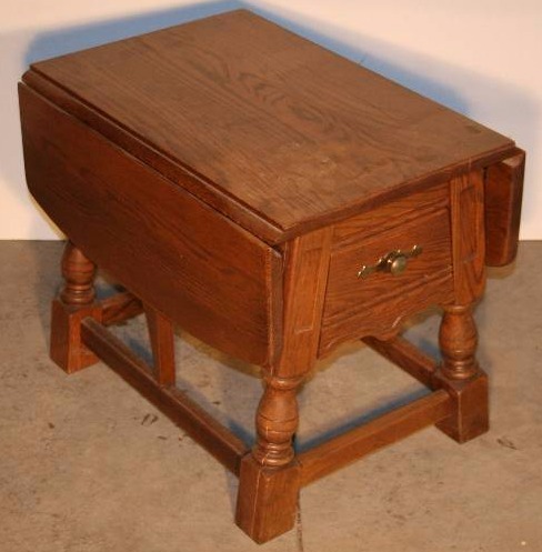 lot 22 image: Drop Leaf Side Table