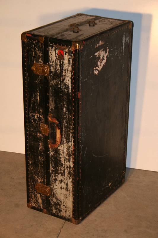 lot 5 image: Antique Trunk