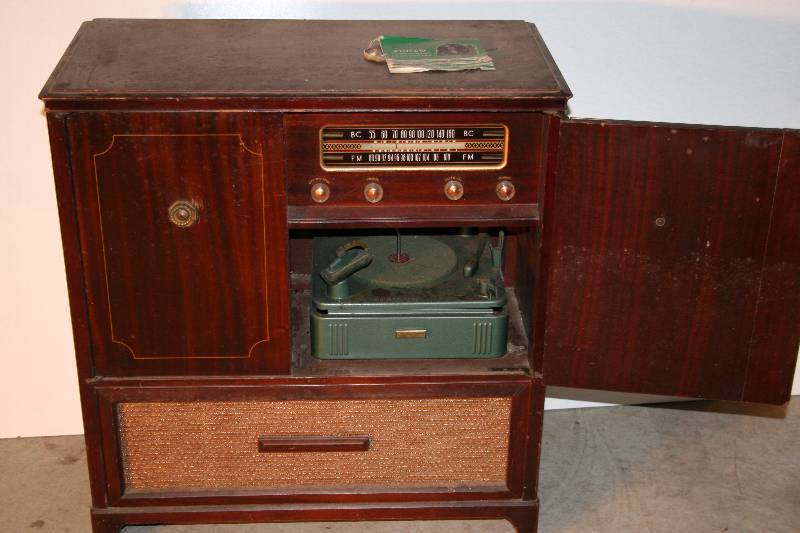 lot 15 image: Record Player with Cabinet
