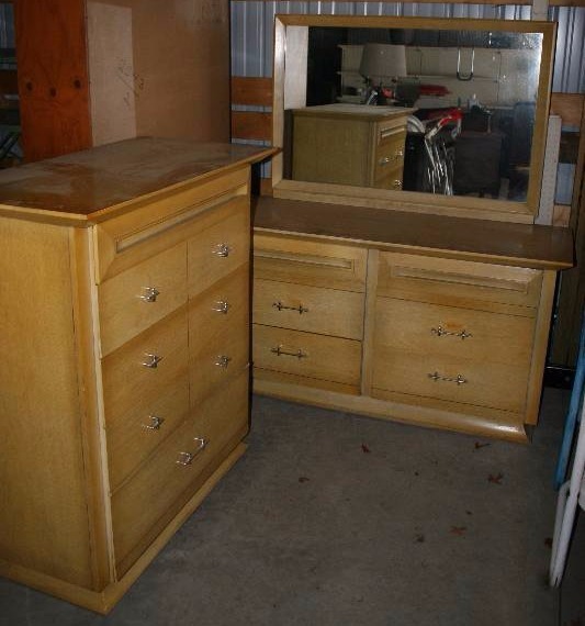 lot 18 image: Dresser Set and Mirror