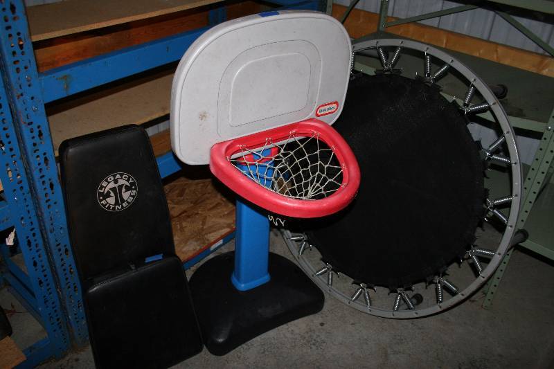 lot 28 image: Trampoline and Kids Basketsball Hoop