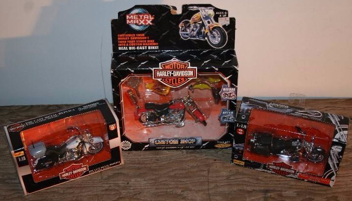 lot 44 image: Diecast Harley Davidson Motorcycle Models