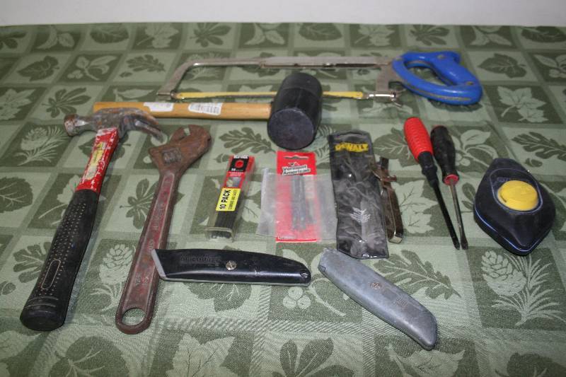 lot 100 image: Assorted Hand Tools