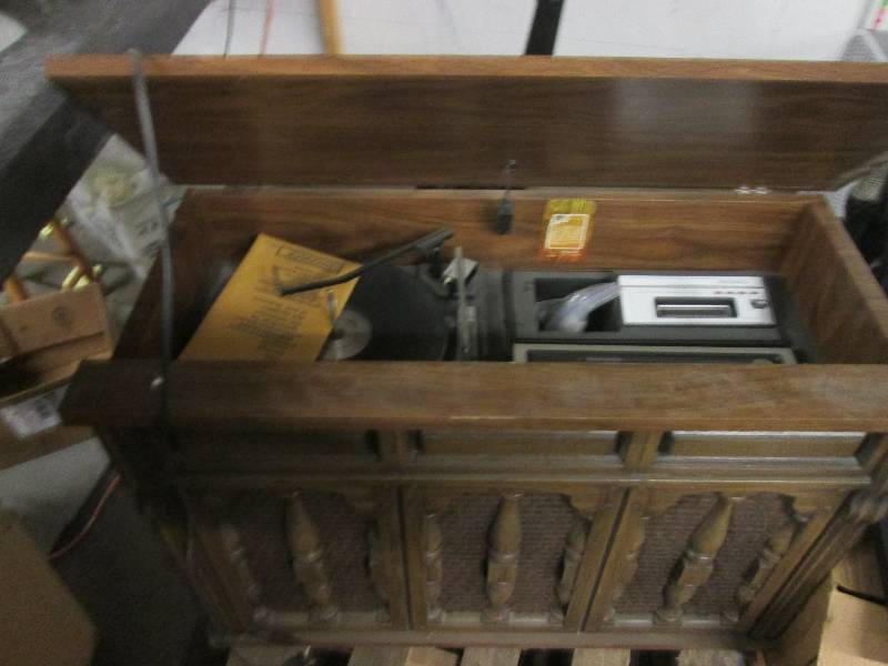 vintage maganvox radio powers on wi...