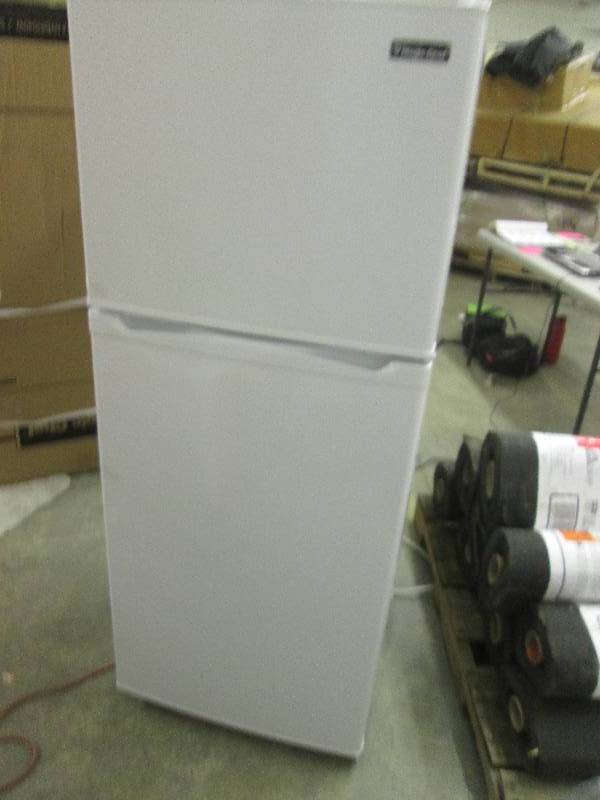 magic chef 9.9cuft frost free refri...