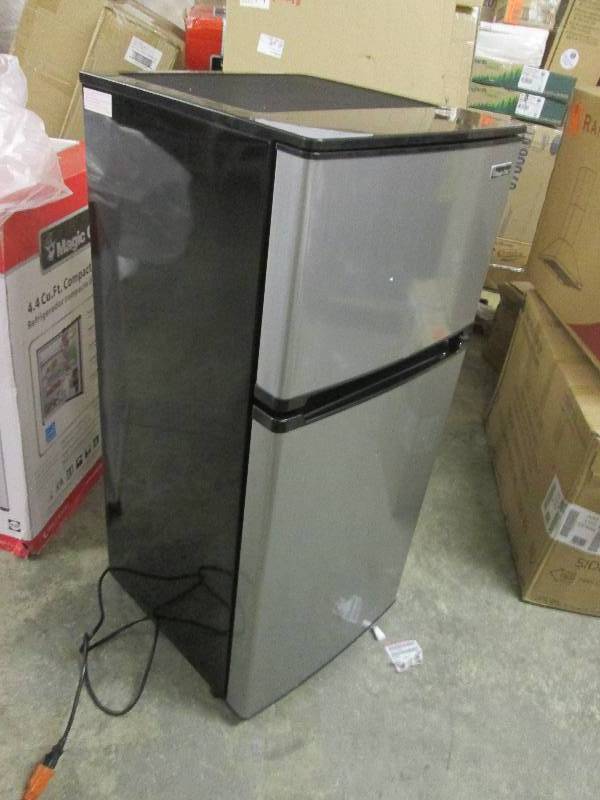magic chef 4.3 cuft two door fridge...