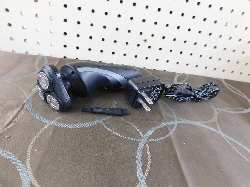 lot 157 image: Bluestone Mens 3D Rotary Rechargeable Shaver, MSRP $37.99