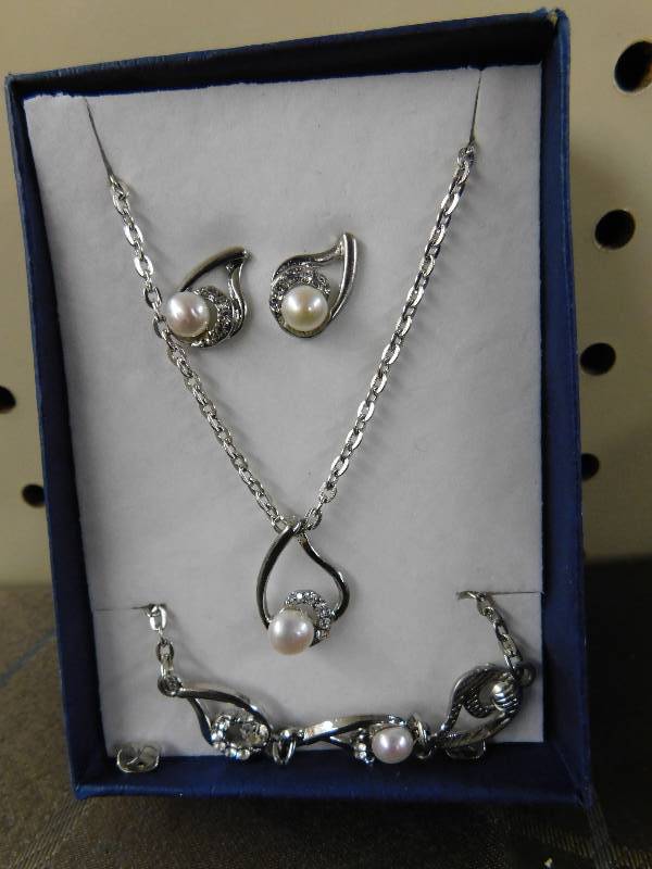 lot 158 image: Jewelry