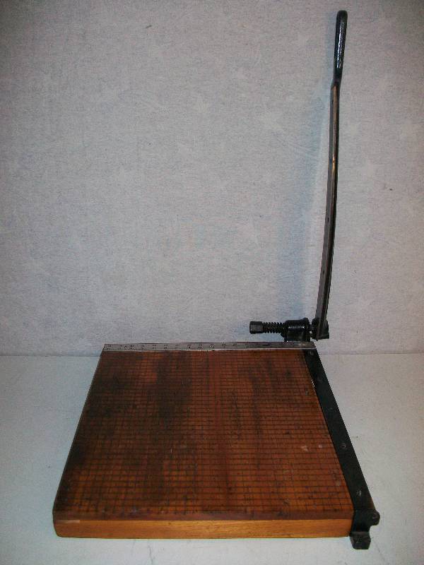 lot 15 image: Ingento Paper Cutter