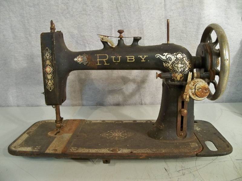 lot 43 image: Sewing Supplies