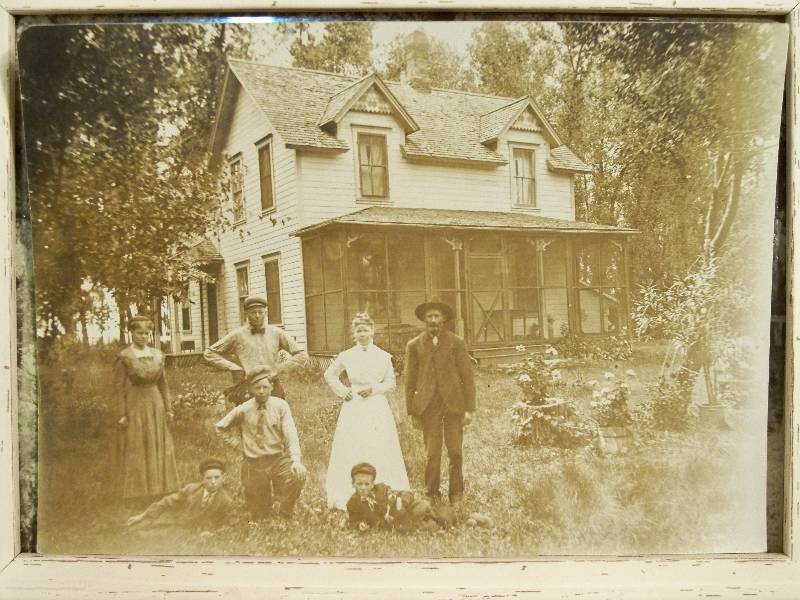 lot 61 image: Old Photos