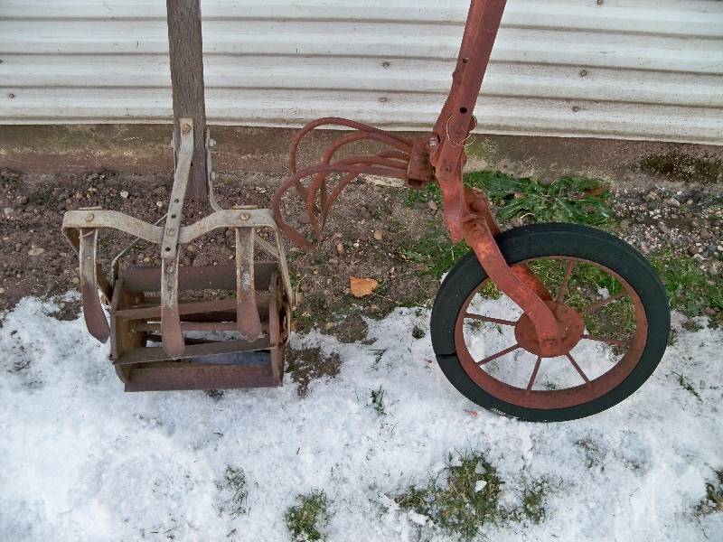 lot 96 image: Hand Cultivators