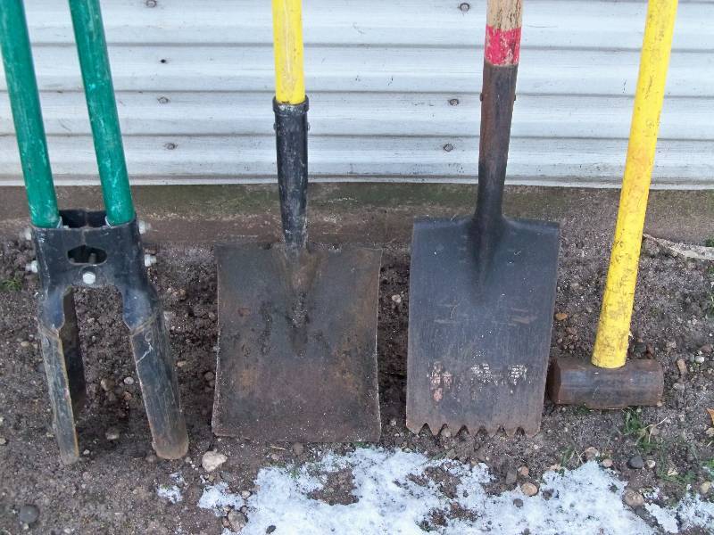 lot 95 image: Fiberglass Handled Tools