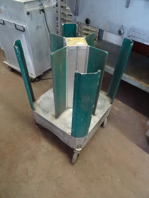 lot 17 image: 4 Well Plate Cart On Wheels