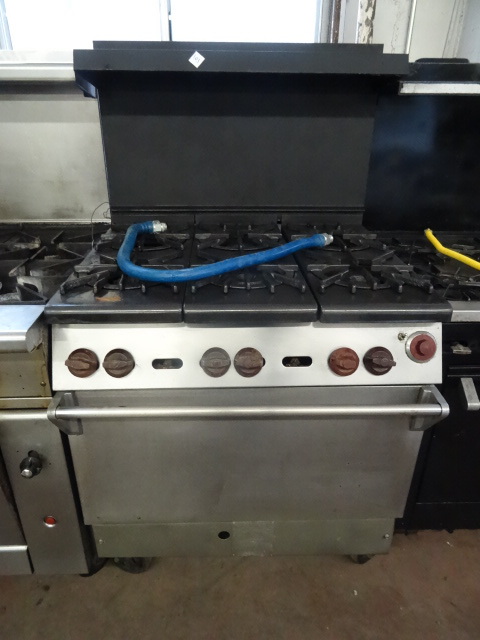 lot 103 image: Comstack Castle 6 Burner Stove