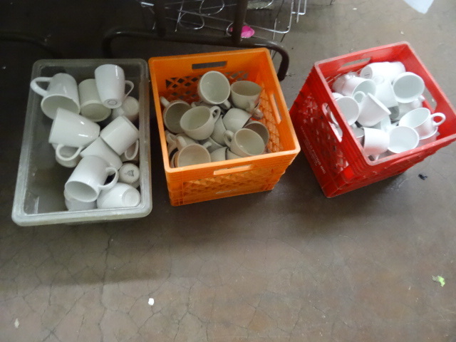 lot 121 image: 3 Tubs Of Misc Coffee Cups