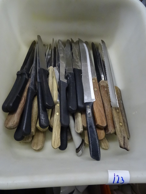 lot 123 image: Tub Of Misc Steak And Bread Knives