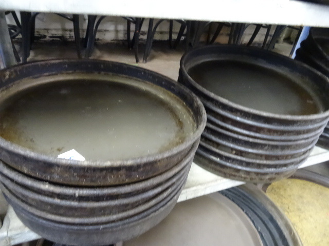lot 186 image: 14 Deep Dish Pizza Pans