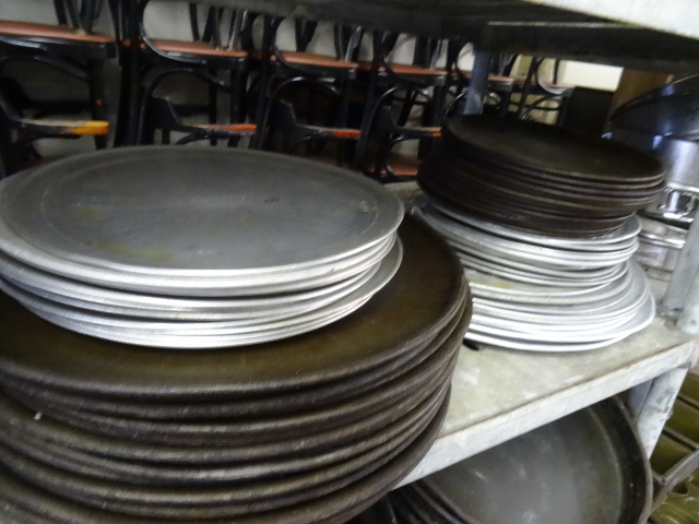 lot 188 image: Large Variety Of Pizza Pans