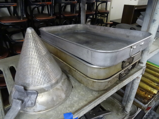 lot 190 image: 3 Roasting Pans, Strainer and More