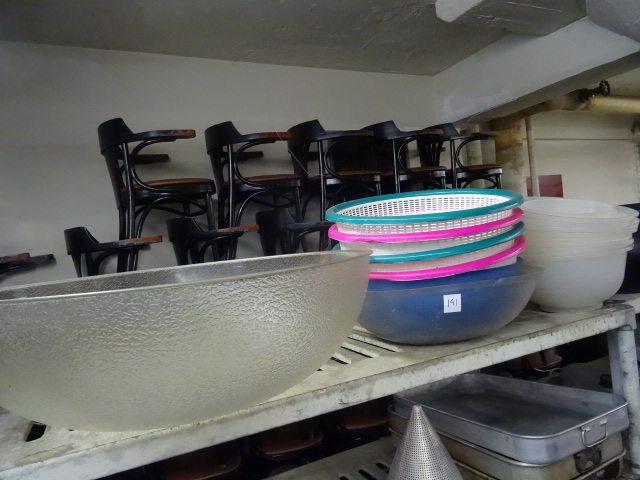 lot 191 image: Misc Plastic Bowls
