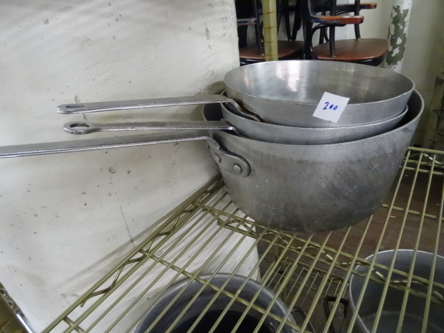 lot 200 image: 3 Aluminum Pots