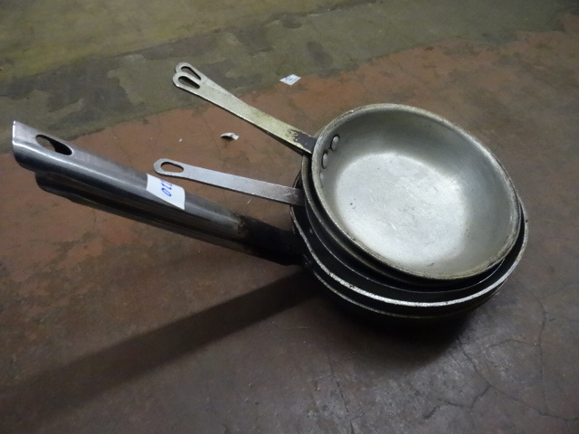 lot 220 image: 5 Sautee Pans