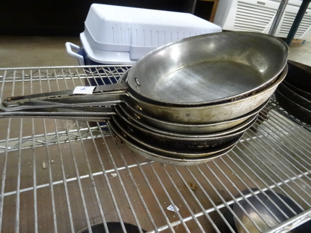lot 224 image: 10 Sautee Pans