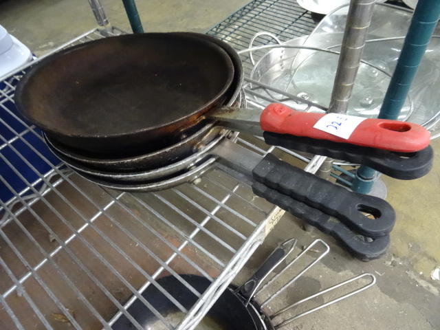 lot 225 image: 10 Sautee Pans