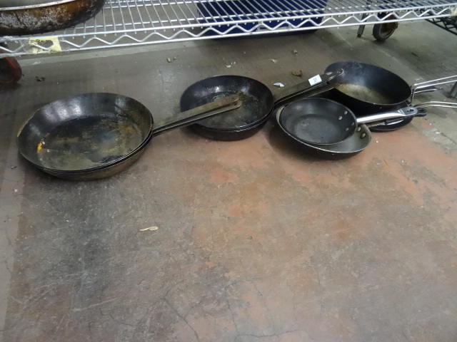 lot 226 image: Thin Metal Cooking Pans