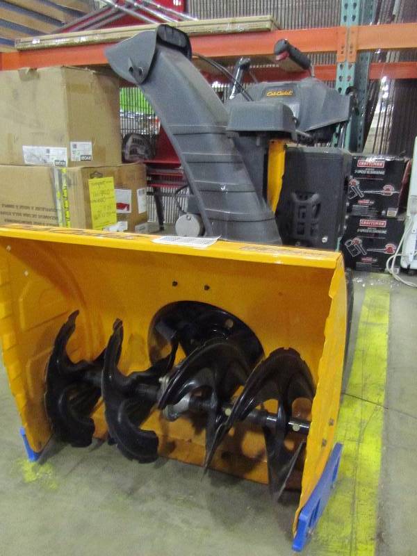 lot 5 image: Cub Cadet 26 Snow Thrower model  31AH54TS756