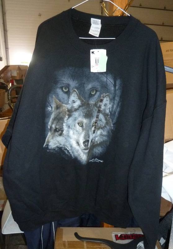 New Large sweatshirt with wolves on...
