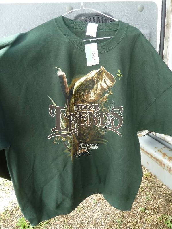 New 2XL sweatshirt with fish on fro...
