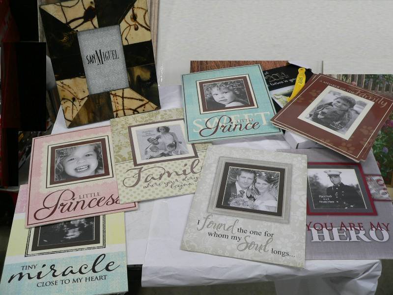Lot of 14 photo frames with sayings...